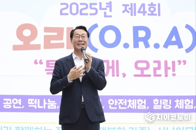 정명근 화성특례시장이 자생특화 축제에서 축사를 하고 있다. 화성시 제공.
