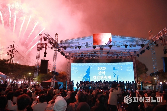 2025 관악강감찬축제의 피날레로 불꽃놀이가 열리고 있다. 관악구 제공.