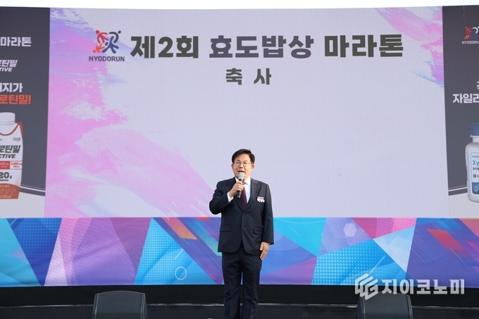 박강수 마포구청장이 제2회 효도밥상 마라톤 대회 개회식에서 인사말을 전하고 있다. 마포구 제공.