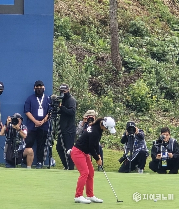 김세영이 마지막 홀 그린에서 우승 퍼트를 준비하고 있다. 그린 주변엔 긴장감 속에 셔터를 겨누는 기자들이 진을 치고 지켜보는 장면이 함께 포착된다. G이코노미DB