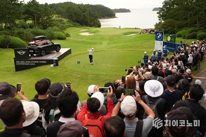 LPGA 대회 경기 장면. 세계 최정상 선수들의 샷에 갤러리들의 시선이 집중되고 있다. BMW코리아 제공