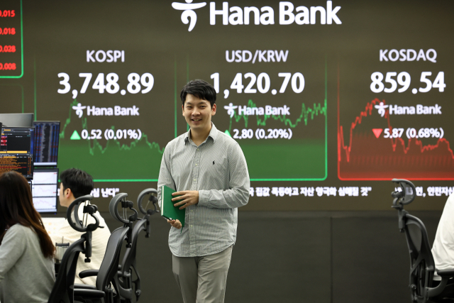 17일 코스피 지수는 0.52p(0.01%) 오른 3,748.89에 장을 종료했다. 연합뉴스