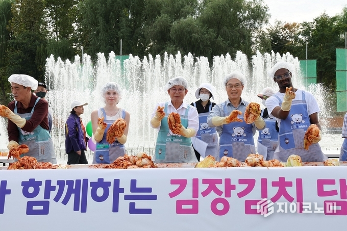 외국인과 함께하는 김장김치 담그기에 참여한 박강수 마포구청장(가운데)