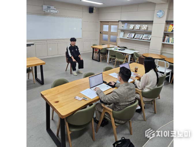 전남교육청 진로진학상담센터가 도서·농어촌 학교를 찾아가 ‘꿈대로 이동 모의면접’ 프로그램을 진행하고 있다.