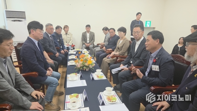 여수산단 고용위기 해결 건의서를 김영훈 고용노동부 장관에게 직접 전달하는 주종섭 전남도의원 모습. 전라남도의회 제공