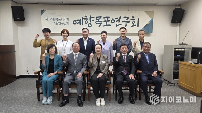 목포시의회 예향목포연구회 박수경 회장과 최유란 간사, 문차복·박창수·박용준 의원, 박창식 목포문화원장 등 관계자들이 목포시의회에서 지역 문화 인프라 확충을 주제로 간담회를 가졌다. 목포시의회 제공