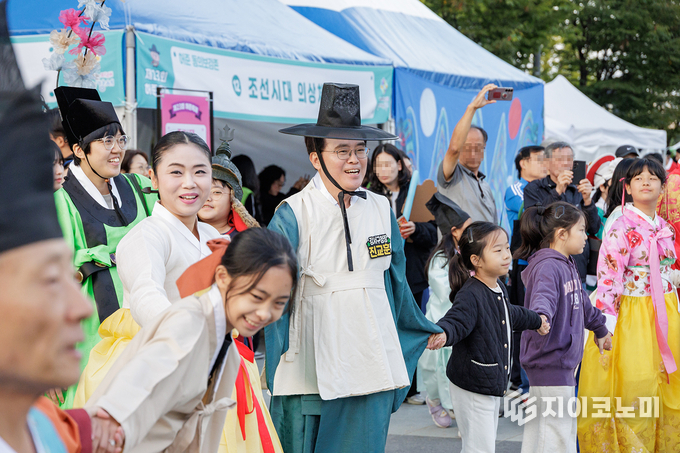 어의 허준 복장을 한 진교훈 강서구청장이 제23회 허준축제에서 아이들과 함께 원을 그리며 강강술래를 하고 있다.