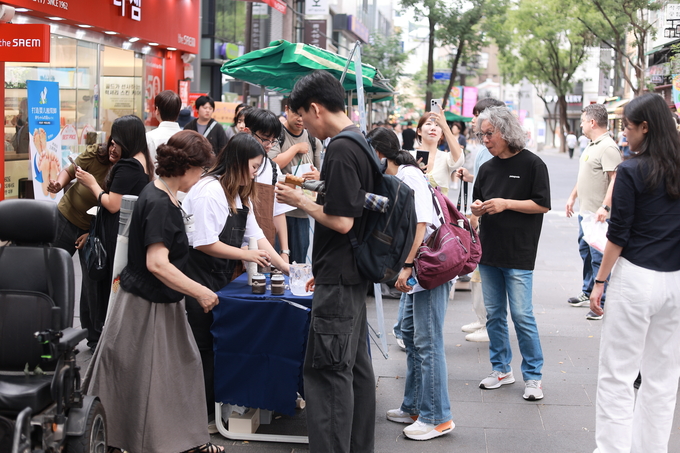 활기 넘치는 인사동 거리에서 진행된 커피 시음회가 방문객들에게 특별한 즐거움을 선사하고 있다. (사진=부산관광공사 제공)