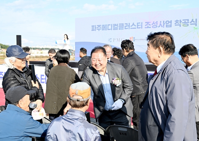 착공식 후 김 시장이 시민들과 인사를 나누고 있다.