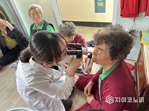 안구 질환 검진 모습. 남구청 제공