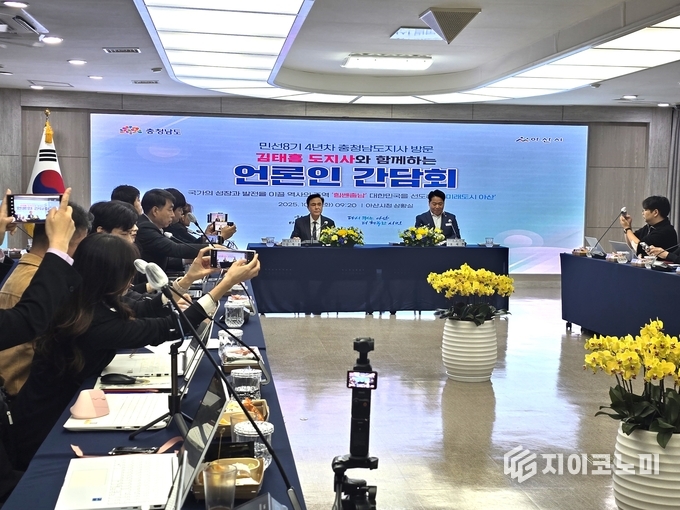 충남도 김태흠 지사는 21일 민선 8기 4년 차 시군 방문 열한 번째 일정으로 아산시를 찾아 오세현 시장과 언론인 간담회