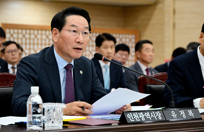 유정복 인천광역시장이 20일 시청 대회의실에서 열린 '2025년 국회 행정안전위원회 국정감사'에서 의원들의 질문에 답변하고 있다.