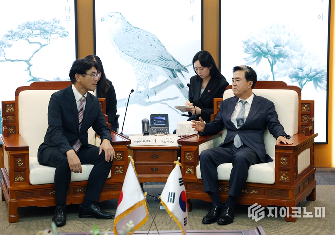 김태흠 충남도지사가 지난달 25일 도청 접견실에서 야마시타 마코토 일본 나라현지사를 만나 대화를 나누고 있다.