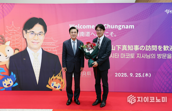 김태흠 충남도지사가 지난달 25일 도청 접견실에서 야마시타 마코토 일본 나라현지사를 만나 대화를 나누고 있다.