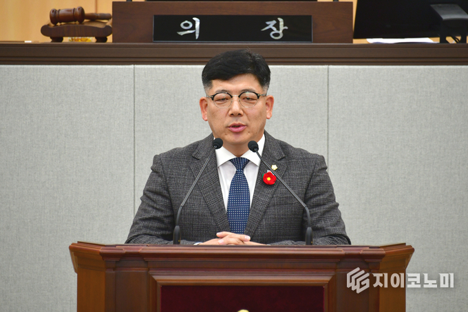 여수시의회 구민호 의원이 5분 자유발언에서 섬박람회 TF 인사 논란과 예산 문제를 지적하고 전남도의 책임 있는 조치를 촉구하고 있다. 여수시의회 제공