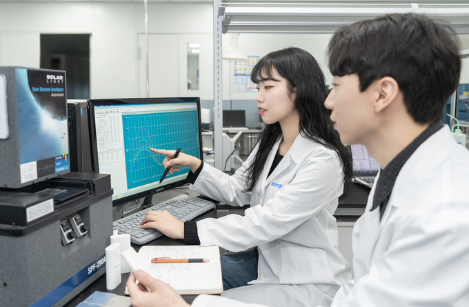 한국콜마 연구원이 자외선 차단 기술을 연구하고 있다. (사진=한국콜마)