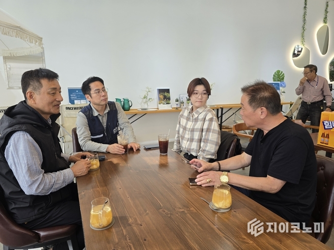 좌) 충남도청 부근의 스테이어스 커피숍에서 충남동남문화유산돌봄센터 문정호 총괄실장과 신중철 팀장. 이지향 모니터링과 가진 차담 자리에서 인터뷰를 진행하고 있는 충남언론협회 정연호 회장/뉴스아이이에스