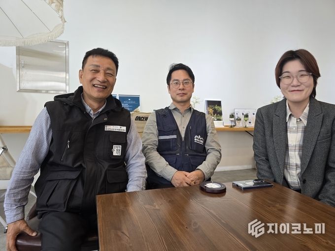 좌) 충남도청 부근의 스테이어스 커피숍에서 충남동남문화유산돌봄센터 문정호 총괄실장과 신중철 팀장. 이지향 모니터링과 가진 차담 자리에서 인터뷰를 진행하고 있는 충남언론협회 정연호 회장/뉴스아이이에스
