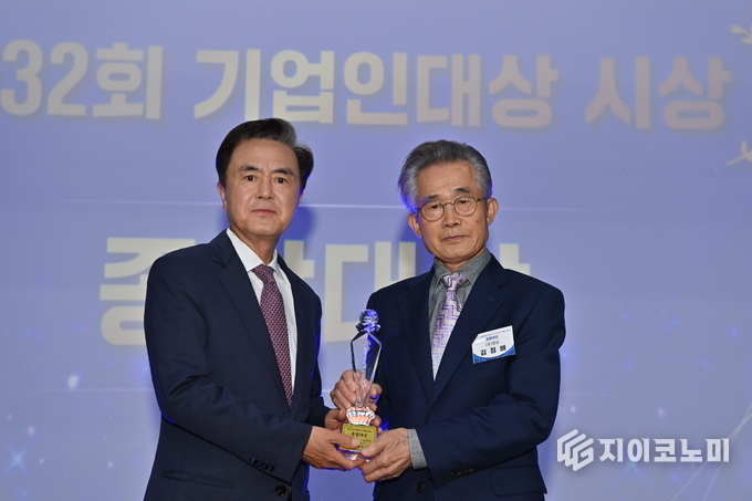 충남도, ‘기업인대상 시상식’ 한도(김정배 대표) 올해 종합대상 수상기업으로 선정, 김태흠 지사와 기념 사진