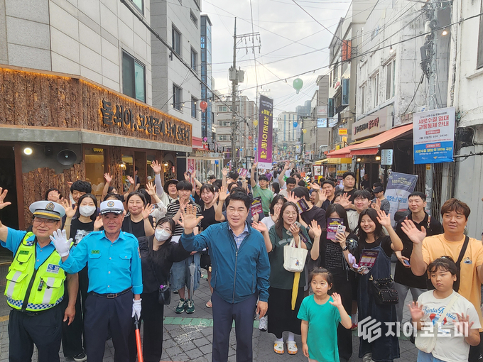 지난 6월 개최된 샤로수길 청춘 오락실을 찾은 청년들과 박준희 관악구청장.