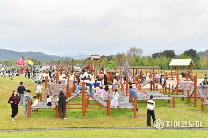 장성 황룡강 상류 황미르랜드의 놀이 공간을 찾은 가족 단위 방문객들. 장성군 제공