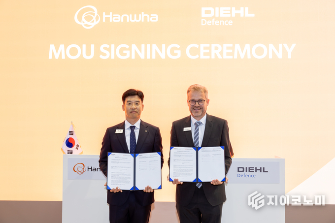 한화시스템과 딜디펜스(Diehl Defence)가 21일 ‘아이리스-T SLM 내 다기능레이다(MFR) 공급을 위한 사업협력 MOU’를 체결했다. 왼쪽부터 박혁 한화시스템 레이다사업센터장, 다니엘 셰펠만(Daniel Schepelmann) 딜디펜스 마케팅 담당 부사장_사진제공 한화시스템