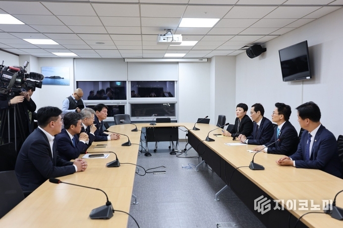 23일 국회 의원회관에서 열린 간담회에서 광주지역 의원들과 우상호 정무수석이 국가 AI컴퓨팅센터 유치 무산과 관련해 심도 깊은 대화를 나누고 있다. 