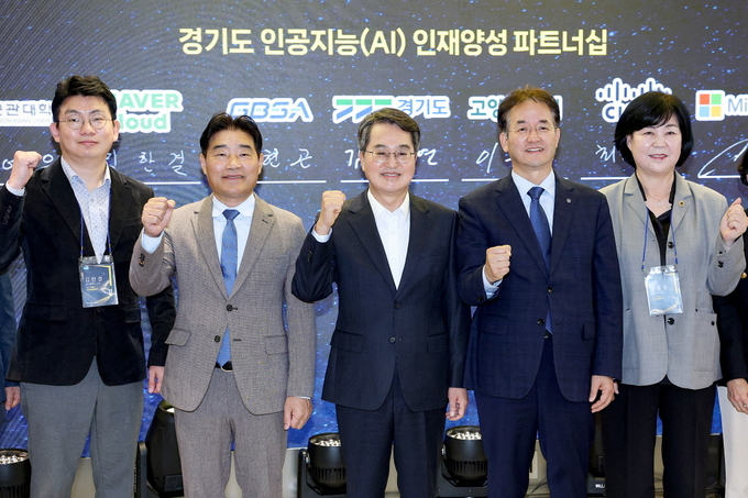 경기 북부 AI캠퍼스 개소식에서 이동환 고양특례시장, 김동연 경기도지사, 김운남 고양시의장이 파이팅을 외치고 있다. (사진=고양특례시)