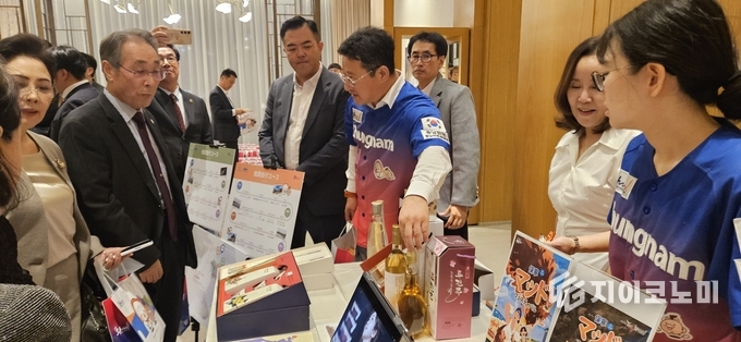 충남도와 충남문화관광재단 관계자가 23일 일본 나라현 JW메리어트호텔에서 일본 기업인 등을 대상으로 충남관광 홍보 활동을 벌이고 있다.
