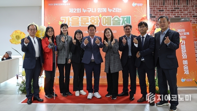 박강수 마포구청장이 제2회 누구나 함께 누리는 가을문화예술제에 참석했다.