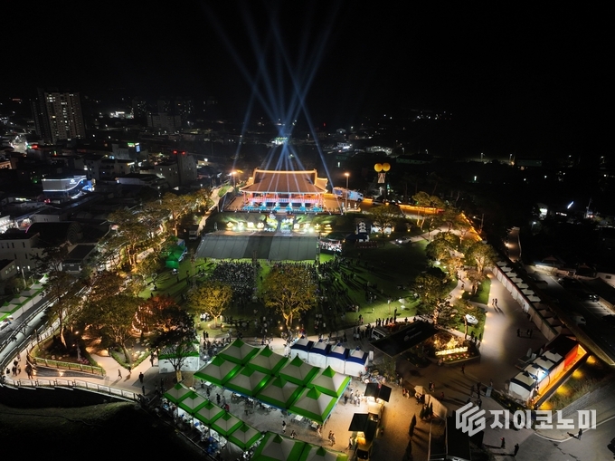전남 보성군 보성읍 열선루공원에서 열린 ‘제1회 보성 열선루 이순신 역사문화축제’ 개막 첫날, 조명으로 수놓인 열선루 야경을 배경으로 관람객들의 발길이 끊이지 않고 있다. 보성군 제공