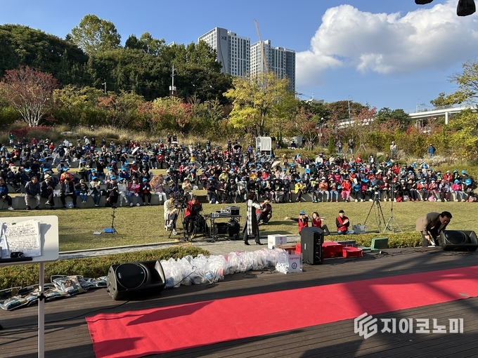 남한산성 아리랑 축제장 무대 아래에서 시민과 함께 하고 있는 가수 김란영