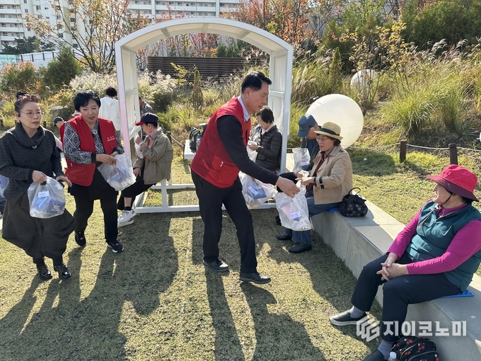 봉사활동 중인 청목회 