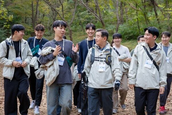 김윤 회장이 임직원들과 10.1km 거리의 ‘퍼포즈 워크’ 트레킹을 하고 있는 모습 /사진 제공=삼양홀딩스