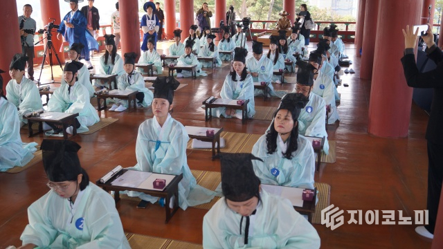 제1회 보성 열선루 이순신 역사 문화축제에서 열린 '전국 장계쓰기대회'에서 참가자들이 대회의 시작을 기다리고 있다. 이 대회는 이순신 장군의 정신을 기리고, 참가자들이 문학적 상상력으로 장계를 쓰며 그 의미를 되새기는 자리였다. 서울시티DB