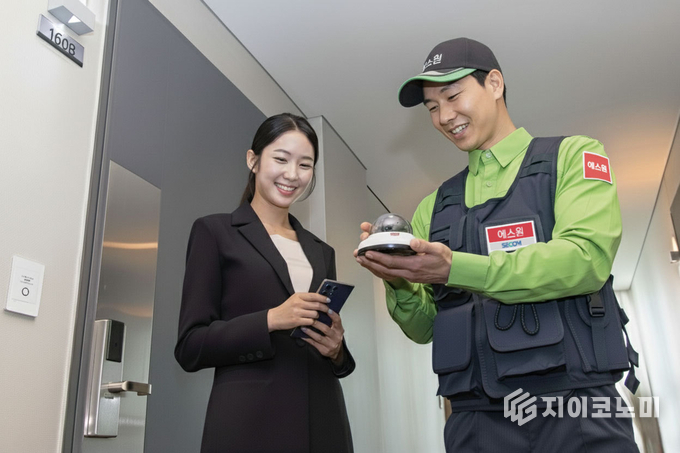 에스원은 설치 후 방치되는 AED 관리 부실 문제를 실시간 온라인 모니터링 서비스로 해결했다. 또한 사용법 교육 부족으로 인한 낮은 이용률을 끌어올리기 위해 심폐소생술 무상 교육도 지원한다.(▲에스원 직원이 호텔 상황실에서 CCTV 운영 현황을 안내하고 있다.). /사진=에스원