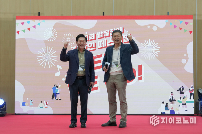 굿피플 이용기 회장과 함께웃는재단 김정웅 대표이사가 발달장애 직장인 페스티벌 ‘HERE WE GO!’ 축제 개막을 선언하고 있다._사진제공 굿피플