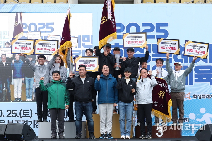 정명근 화성특례시장이 수상 읍 면 동 장과 함께 기념촬영을 하고 있다.