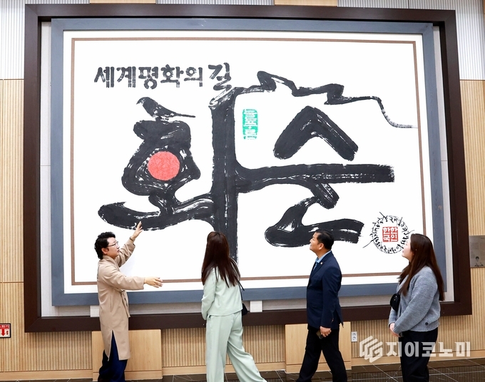 한한국 세계평화작가가 _세계평화의 길 화순_ 작품을 설명하고 있다