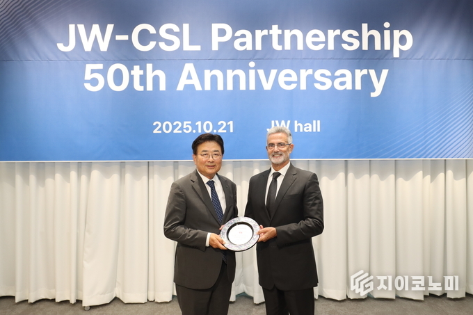 JW중외제약은 글로벌 제약사 CSL 비포(CSL Vifor)와의 파트너십 50주년을 맞아 지난 21일 경기도 과천시 소재 JW사옥에서 기념식을 개최했다. 신영섭 JW중외제약 대표(왼쪽)이 안토니우 주르당(Antonio Jordao) CSL 비포 글로벌 파트너 비즈니스 총괄에게 감사패를 전달하고 있다._사진제공 JW중외제약