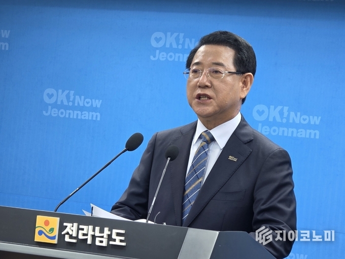 김영록 전남도지사가 27일 전남도청에서 전복 산업 위기 극복 시책을 발표하고 있다. G이코노미DB