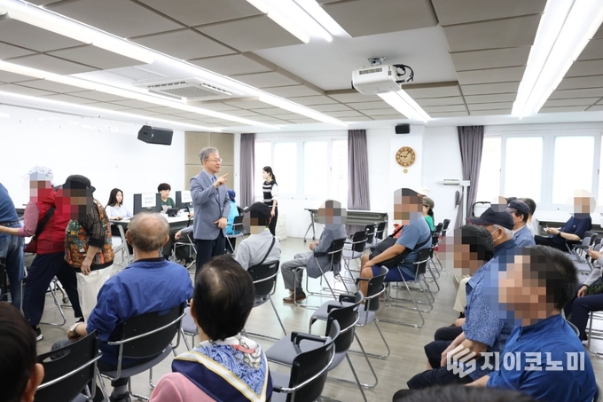 장인홍 구로구청장이 주민센터를 방문해 소비쿠폰 신청 현장을 점검하고 있다.