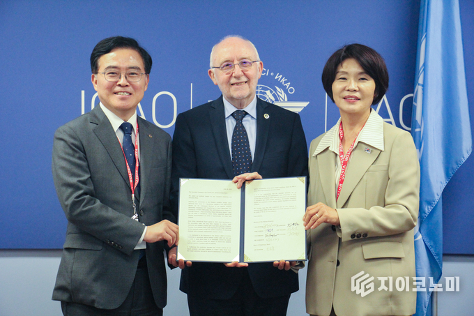진교훈 강서구청장(왼쪽)과 한정애 국회의원(오른쪽)이 6월 26일 ICAO 본부 의장 회의실에서 살바토레 샤키타노(가운데) 의장에게 서한문을 전달하고 있다.