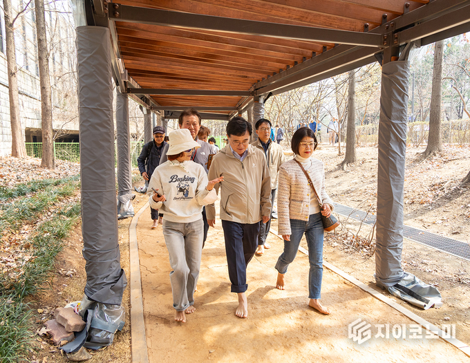 진교훈 강서구청장(가운데)이 지난 3월 24일 서울에서 가장 긴 규모인 공암나루근린공원 황톳길을 찾아 주민들과 함께 맨발로 황톳길을 걷고 있다.