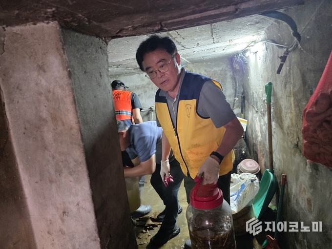 진교훈 강서구청장이 지난 8월 14일 돌발 폭우로 피해를 입은 방화동의 한 반지하 주택을 찾아 봉사자들과 함께 수해 복구작업을 하고 있다. (사진은 현장에 있었던 자원봉사자 제공)