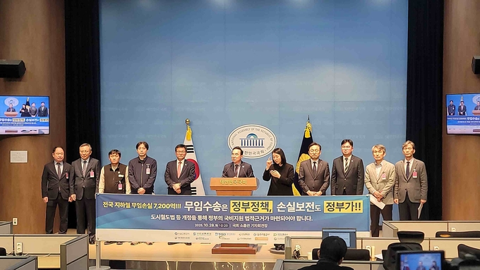 28일 국회 소통관에서 열린 공동 기자회견에서 박홍근 더불어민주당 의원이 발언하고 있다