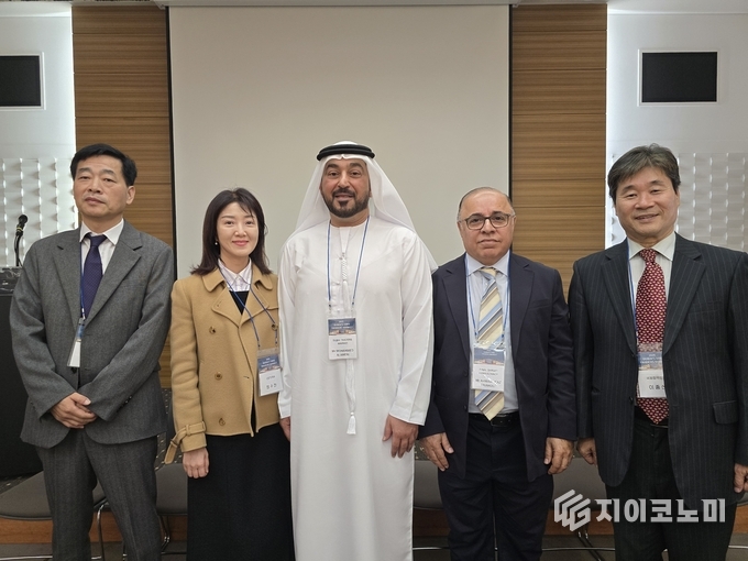 서울 강남구 COEX 컨퍼런스룸스에서 주식회사 케히클 이윤석 대표, 세테라 정수진 대표, 트레이더스 마켓(Dubai Traders Market, DTM)의 모하메드 알 아메리(Mohammed Al Ameri) 부사장, 아흐마드레자 타바콜 CEO, 국제협상전략연구소 이종선 소장 기념사진/뉴스아이이에스