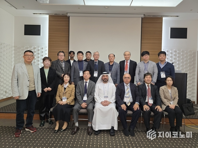 서울 강남구 COEX 컨퍼런스룸스에서 (앞줄 의자) 세테라 정수진 대표, 주식회사 케히클 이윤석 대표, 트레이더스 마켓(Dubai Traders Market, DTM)의 모하메드 알 아메리(Mohammed Al Ameri) 부사장, 아흐마드레자 타바콜 CEO, 국제협상전략연구소 이종선 소장 등 단체 기념사진/뉴스아이이에스