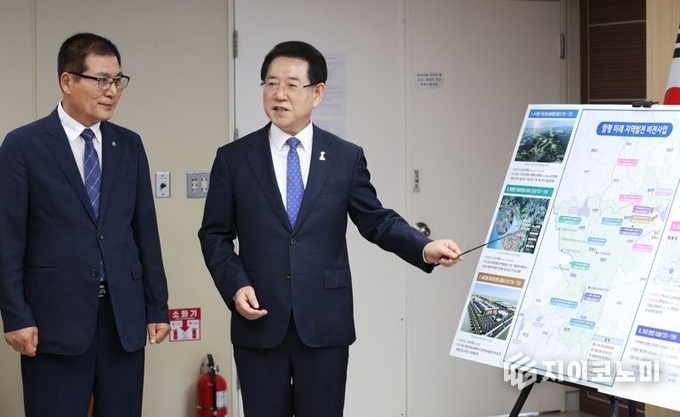 김영록 전남도지사가  지난 2023년 9월 도청 브리핑룸에서 이상익 함평군수와 함께 지방소멸 위기 속 경쟁력을 갖춘 비교우위 자원을 바탕으로 전남 서남권 대도약의 전기가 될 '함평 미래 지역발전 비전'을 발표하고 있다. 전라남도 제공