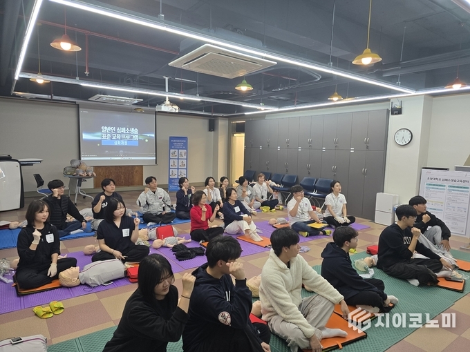 초당대학교가 ‘전남 동반성장 프로젝트’의 일환으로 지역민을 대상으로 심폐소생술 심화 교육을 진행하고 있다. 실습에 참여한 교육생들이 AED 활용 및 흉부 압박 등 응급상황 대응 훈련을 집중적으로 수행하는 모습. 초당대학교 제공